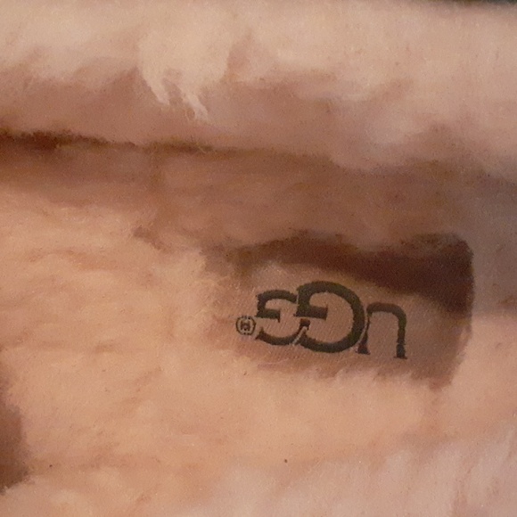 EUC! UGG , Dakota Suede Slipper - Picture 4 of 7